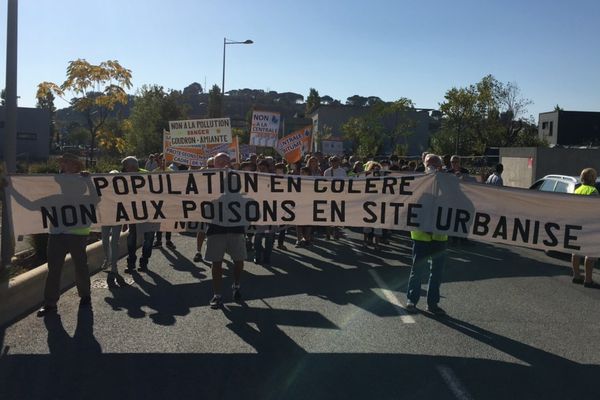 Non à la centrale, non à la pollution ou encore population en colère étaient inscrits sur les pancartes des manifestants.