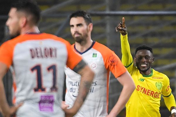 Nantes a peiné mais a fini par battre (2-0) un Montpellier réduit à dix pendant 70 minutes et qui a manqué l'occasion de remonter sur le podium de la Ligue 1, mardi, en match reporté de la 18e journée.