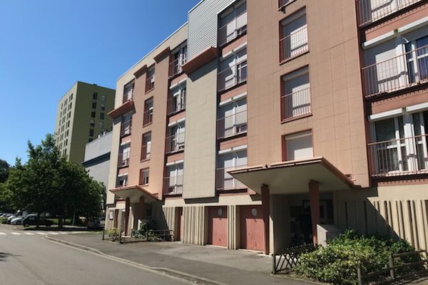 La bagarre a eu lieu samedi soir devant cet immeuble, situé rue de Suisse dans le quartier des Sablons au Mans.