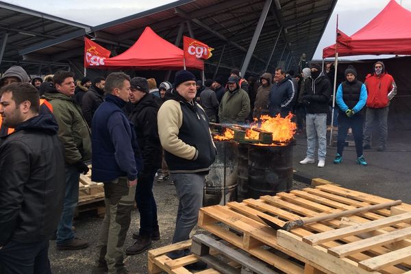 À l'usine Trelleborg de Clermont-Ferrand, 95% des salariés sont sur le piquet de grève depuis 4 jours 