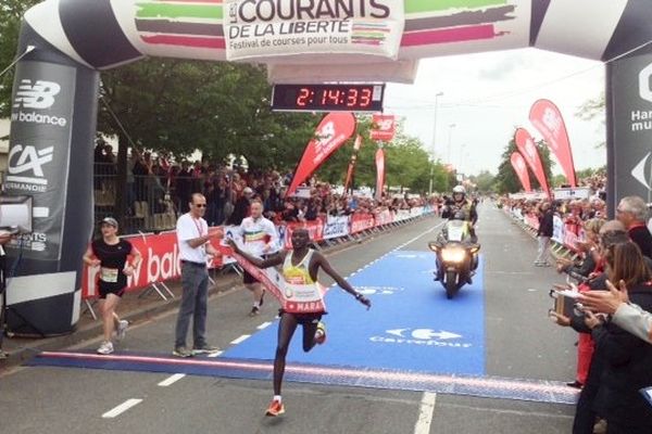 Peter Chesang 2h14 vainqueur du marathon