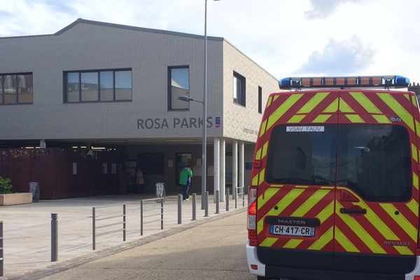 Une équipe de pompiers est présente à l'école de Rosa Parks