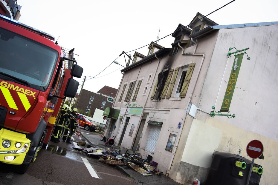 IMAGES.  A disused building catches fire in Dijon, above the former Le Vega bar