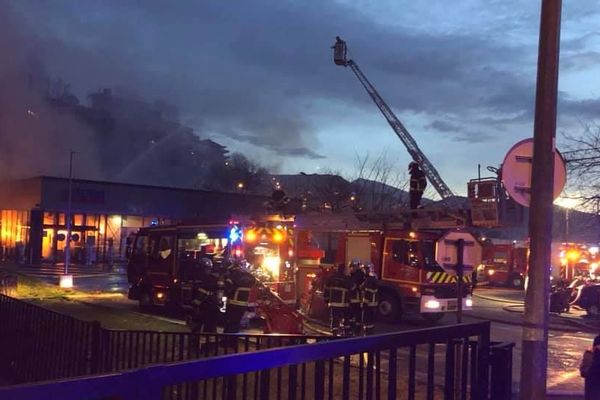 Le supermarché a été totalement détruit par les flammes.