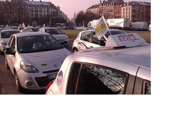 Les auto-écoles en cortège place de Bordeaux