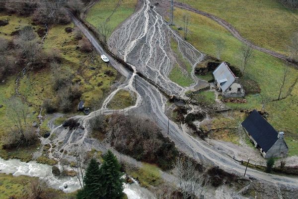 La route entre Artigues et Gripp est coupée par une coulée de boue. 14 décembre 2019.