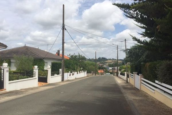 La rue André Malraux à Saint-Maixent-l'Ecole (79) a été bloquée toute la matinée après la découverte du corps d'un nouveau-né dans une poubelle.