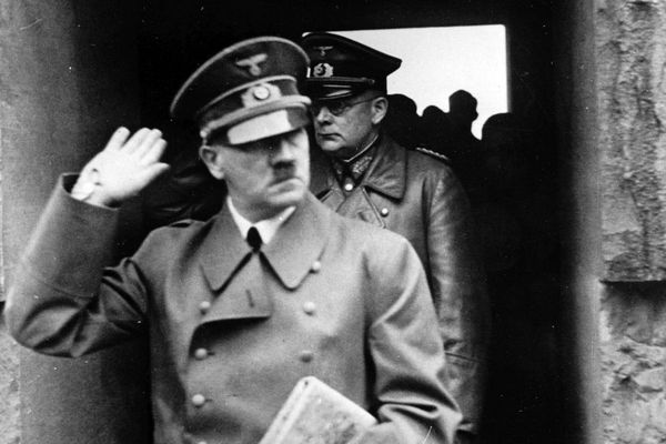 Adolf Hitler lors d'une visite à Langemark, en Belgique flamande en 1940.