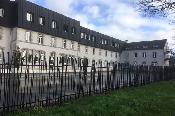 Le collège Saint-Joseph à Landivisiau où plusieurs élèves sont tombés d'une passerelle en bois