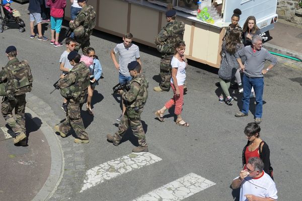 Des militaires de la force sentinelle camouflés parmi les festivaliers dans les rues de Coutances pendant Jazz sous les pommiers