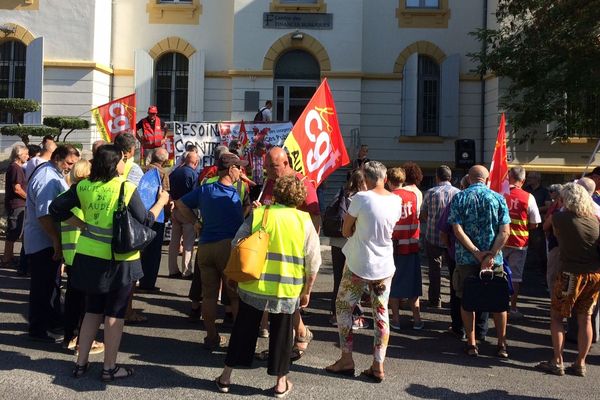 Quillan (Aude) - une centaine de personnes se sont rassemblées devant la trésorerie - 19 juillet 2019.