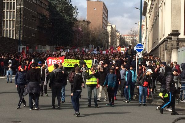 Le cortège contre la réforme du code du travail passe devant les lycées clermontois