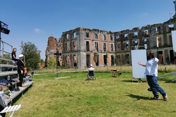 La troupe de Théâtre en pièces répète "Richard III" devant les ruines du château de la Ferté-Vidame.