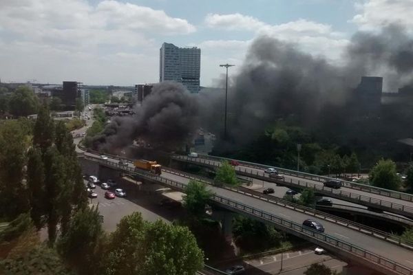 Le feu a pris dans des baraquements au rond point du carrefour Pasteur à La Madeleine