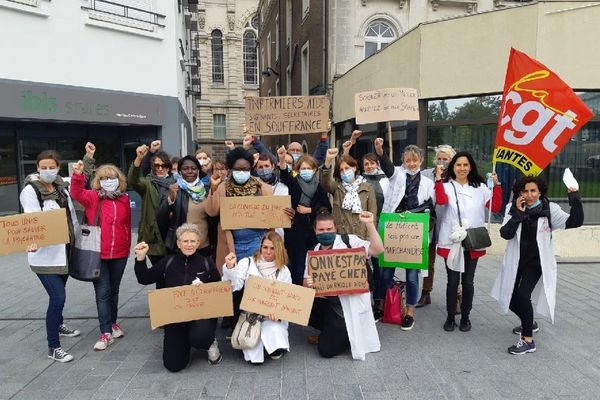 Les personnels grévistes de la clinique du Parc, lors d'une précédente manifestation en ville.