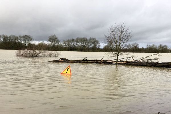 Plusieurs routes sont inondées en raison des fortes précipitations qui s'abattent sur la région