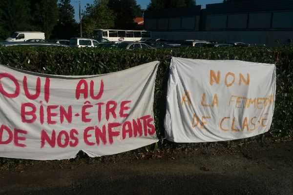 Les parents d'élèves de l'école des Charmilles à Secondigny ont manifesté ce jeudi matin.