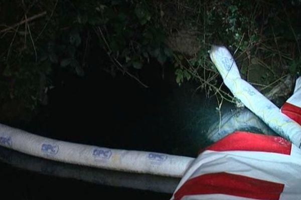 Les pompiers ont installé un barrage filtrant sur l'Aurence, polluée en fin d'après-midi samedi.