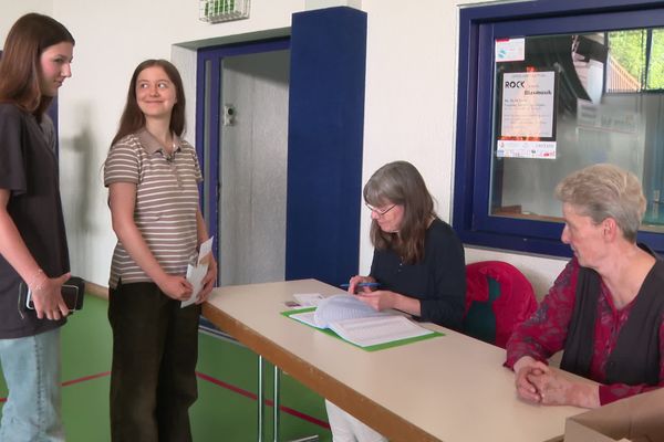 Pour la première fois, les élections européennes sont ouvertes aux jeunes à partir de 16 ans en Allemagne. Une participation au scrutin que ces jeunes filles estiment importante "car il y va de leur avenir"