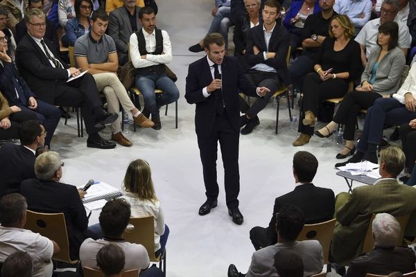 A Rodez (12) devant 482 personnes, Emmanuel macron a longuement plaidé pour "lever les malentendus" sur sa réforme des retraites.  