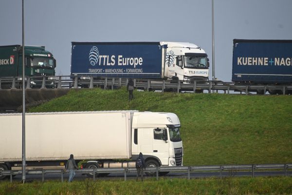 Des migrants traversent l'autoroute A26 à Calais en décembre 2020.