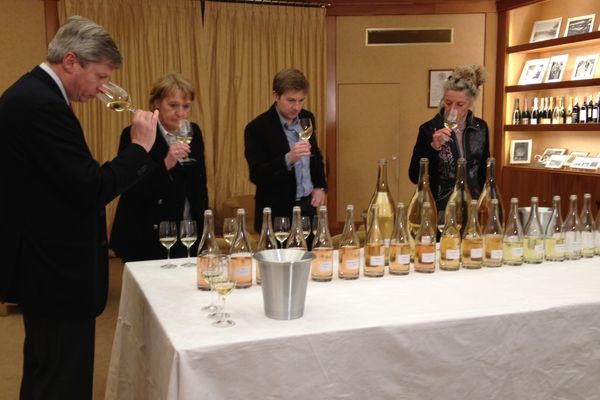 Assemblages 2012 chez Louis Roederer. Séance de dégustation des vins clairs par Jean-Baptiste Lécaillon, chef de cave, et son équipe d'oenologues