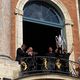 Les champions d'Europe, ici Thomas Ramos et Juan Cruz Mallía, se succèdent au balcon des illustres de la mairie de Toulouse, place deu Capitole en brandissant le trophée dans une ambiance de feu.