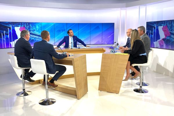 Les principaux candidats de la 2e circonscription de Haute-Saône débattent sur le plateau de France 3 Franche-Comté : Emeric Salmon (RN), Maurice Monnier (Reconquête!), Christophe Lejeune (Ensemble !), Patrice Guèrain (NUPES) et Corinne Coudereau (UDI)