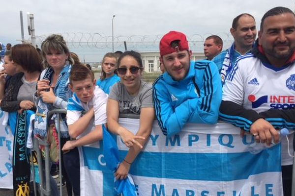 Deux cents supporters attendent les joueurs.