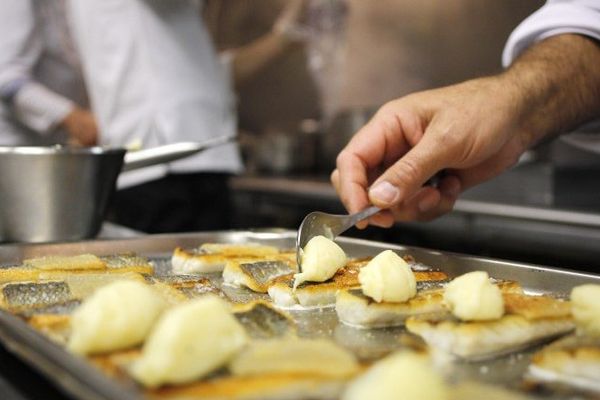 La présence des 14 suspects allergènes habituels (arachides, lait, noix, etc) devra être clairement indiquée dans tous les aliments, y compris pour les produits non préemballés, à charge pour les boulangers ou restaurateurs de prendre les mesures qui s'imposent.
