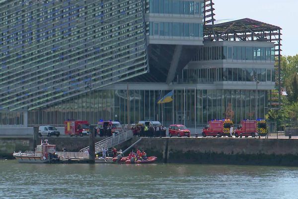 L'intervention des secours au niveau du ponton rive gauche de la Seine à Rouen