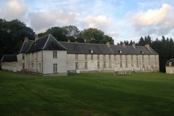 Le château de Francières, dans la Somme, est une ancienne maison seigneuriale du XVII° siècle, aujourd'hui "en état de péril". 