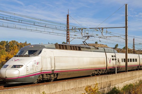 Un train de la compagnie espagnole Renfe circule sur la ligne entre Beziers et Narbonne, le 14 novembre 2023.