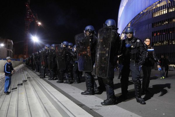 Illustration de CRS devant le Vélodrome.