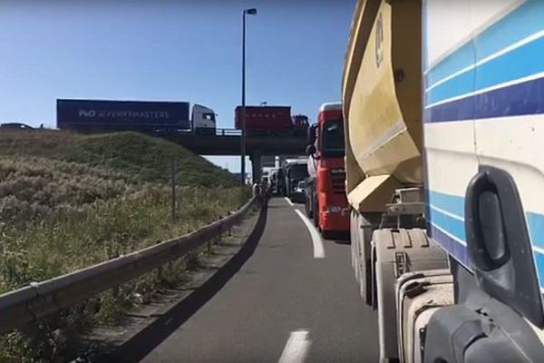 L'échangeur 47 bloqué à hauteur de Calais ce jeudi après-midi après de nouvelles intrusions de migrants sur la rocade portuaire.