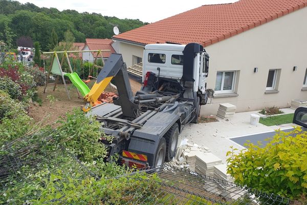 Jeudi 20 juin, à la mi-journée, un camion de chantier a fini sa course folle contre une maison, à Orcines, dans le Puy-de-Dôme. 