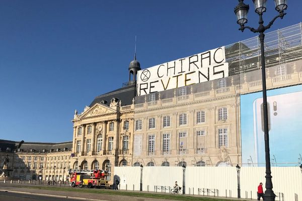 Les pompiers ont du intervenir pour décrocher la banderole à 15 mètres de haut.