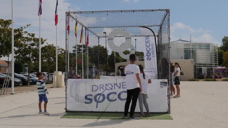 La zone de jeu du drone football mesure 6 mètres de long et 3 mètres de large.