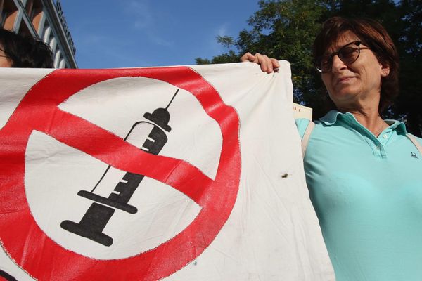 Les temps des manifestations est terminé pour les médecins anti vaccins italiens. (Sur cette photo à Milan en septembre 2021). Mais celui de leur réintégration dans les services hospitaliers de 4 régions italiennes n'est peut-être pas encore venu.