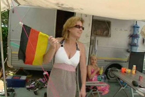 Les drapeaux allemands sont de sortie au camping de Marseillan, dans l'Hérault