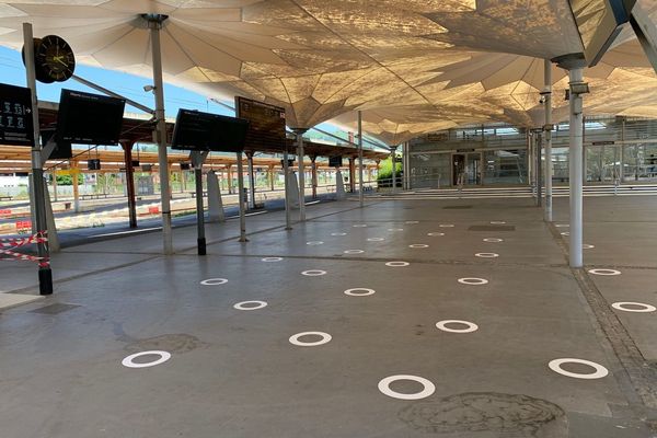 Signalétique spécifique au covid19 mise en place sur le quai de la gare de Lourdes