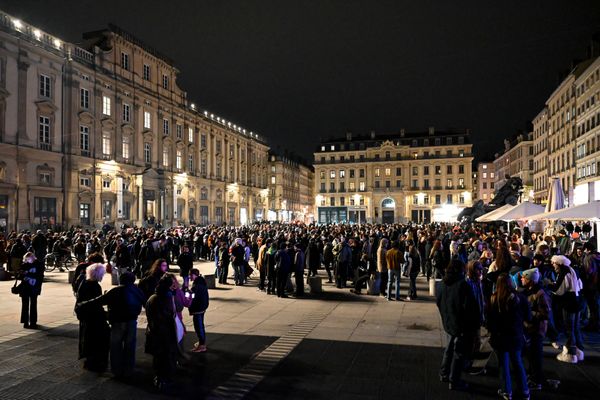 Jusqu'à 600 personnes ont participé à un rassemblement pour "célébrer" le décès de Jean-Marie Le Pen à Lyon.