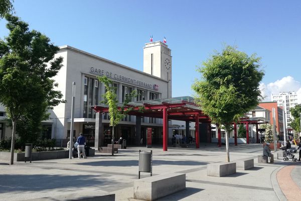 Entamé le 3 avril, le mouvement de grève à la SNCF s’installe dans le temps. Moins de trains, moins de voyageurs. A Clermont-Ferrand, les commerces proches de la gare enregistrent une baisse d’activité.