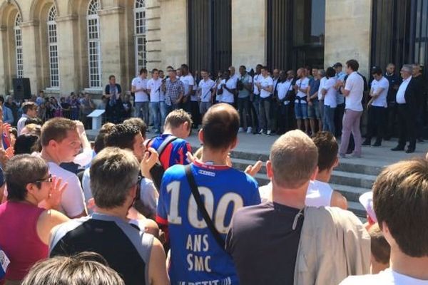 L'équipe du SM Caen au grand complet devant la mairie le dimanche 18 mai 2014