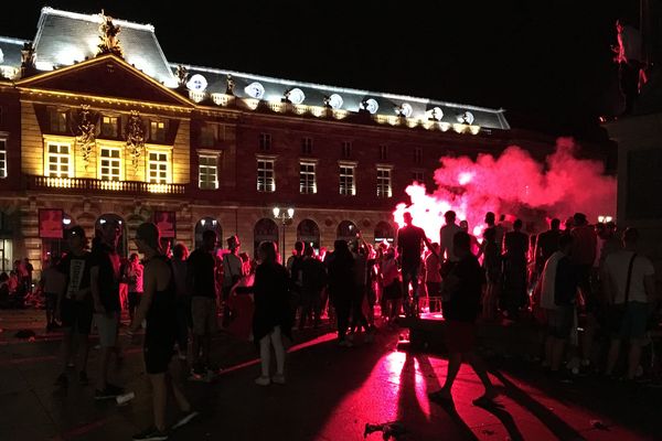 Une bonne centaine de personnes est restée sur la place Kléber jusque tard dans la nuit.