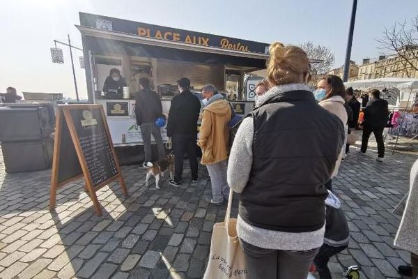 Lancement de l'opération "Place aux restos", dimanche 28 février 2021, au marché des Chartrons de Bordeaux.