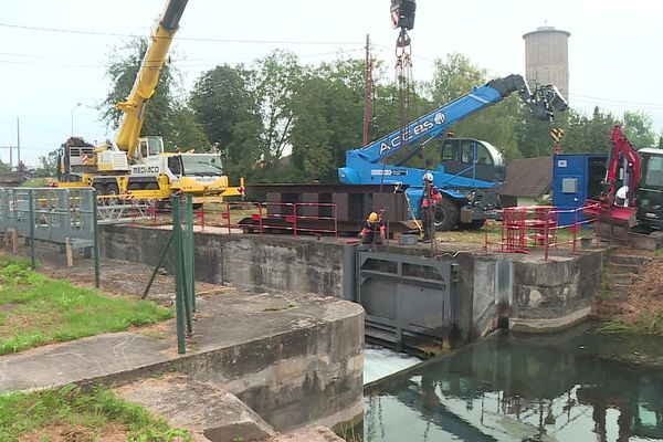 Enlèvement des portes de l'écluse 66 à Marckolsheim le 5 septembre 2024