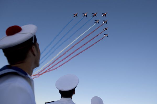 Des marins regardent la « Patrouille de France » survoler le porte-avions Charles de Gaulle à Toulon, lors du 70e anniversaire du débarquement allié en Provence, le 15 août 2014.