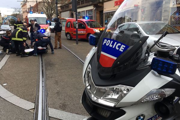 Le policier est gravement blessé.