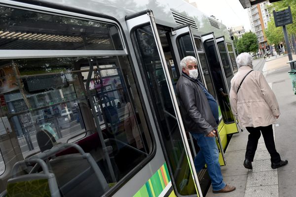 les transports en commun bus, tramway, trains sont des lieux de proliférations du Covid-19, le masque y est largement recommandé.